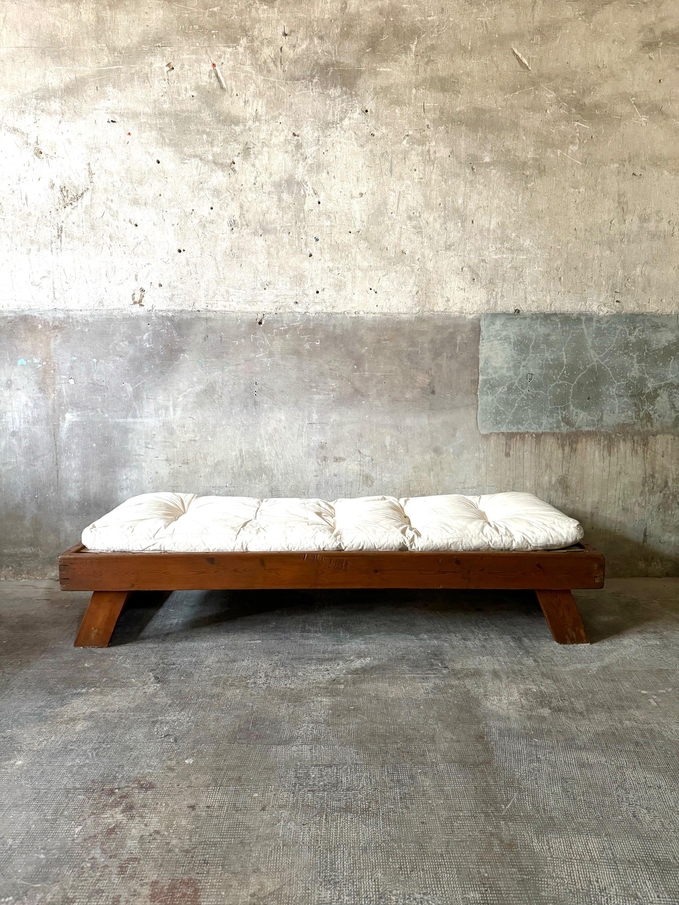 1950’s Daybed in Pine Wood, Dim = 180 x 70 x 42 cm