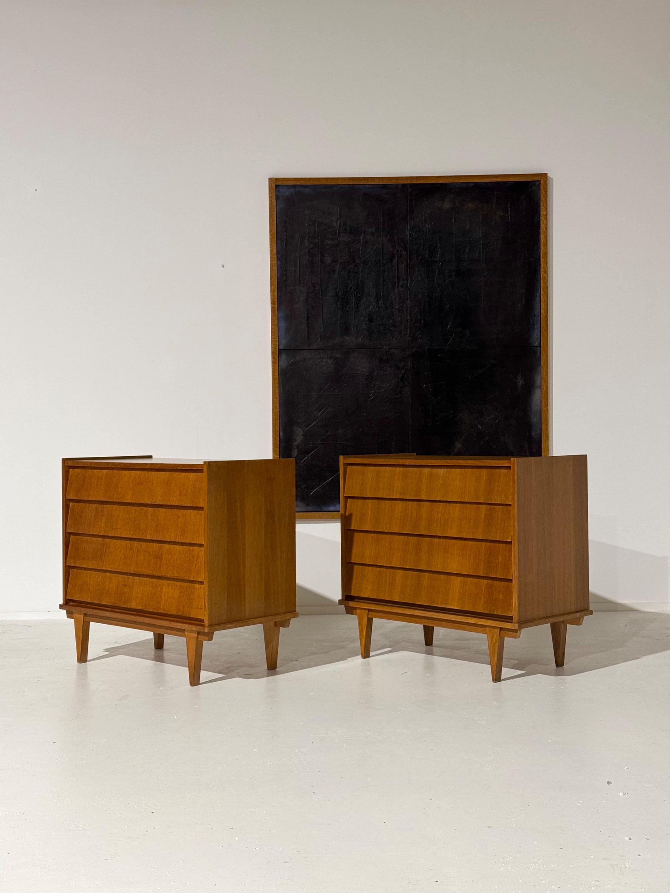 A Pair Of French 1950’s Chests of Drawers in Oak. Dim = 90x46,5x82,5 cm