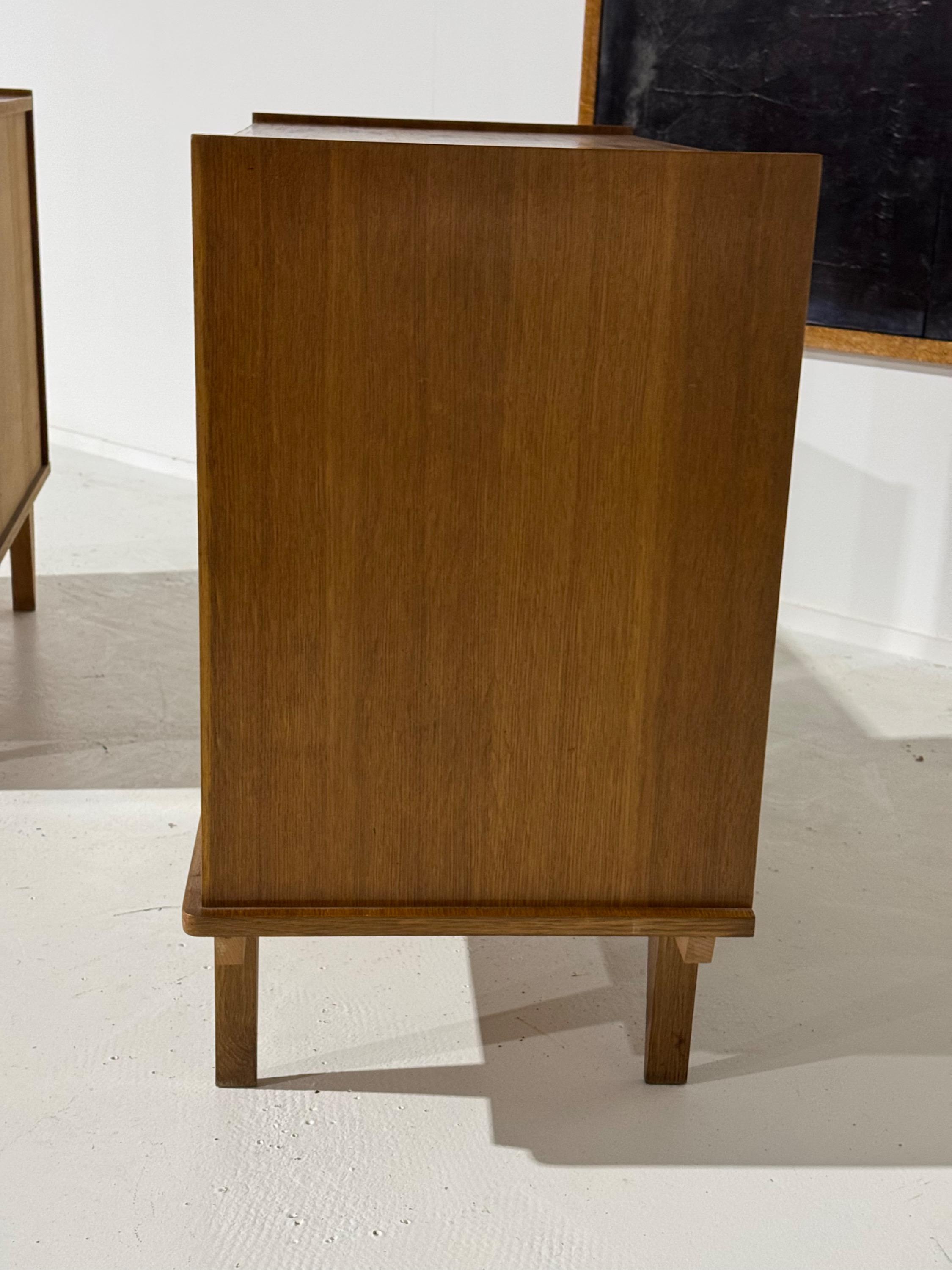 A Pair Of French 1950’s Chests of Drawers in Oak. Dim = 90x46,5x82,5 cm