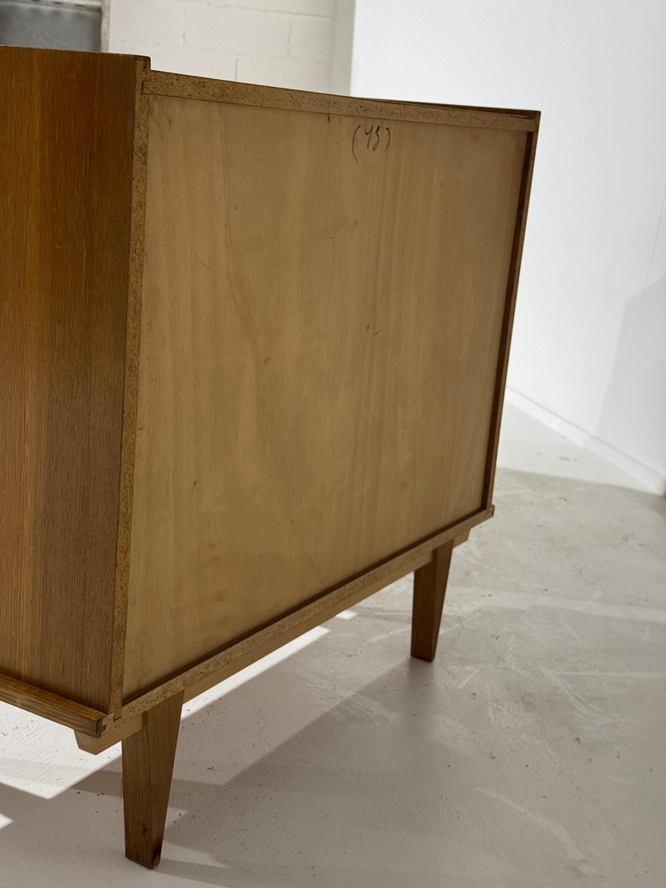 A Pair Of French 1950’s Chests of Drawers in Oak. Dim = 90x46,5x82,5 cm