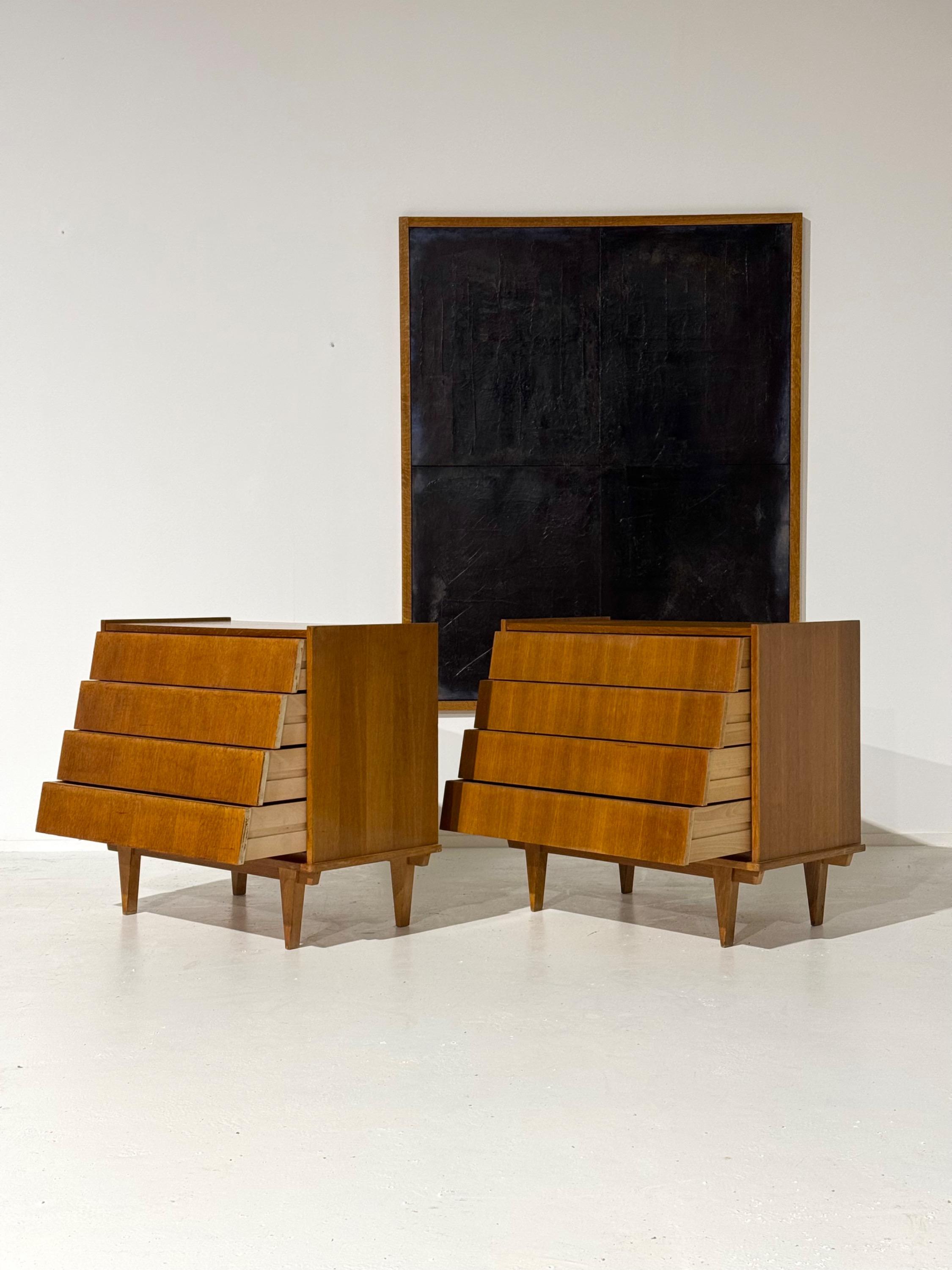 A Pair Of French 1950’s Chests of Drawers in Oak. Dim = 90x46,5x82,5 cm