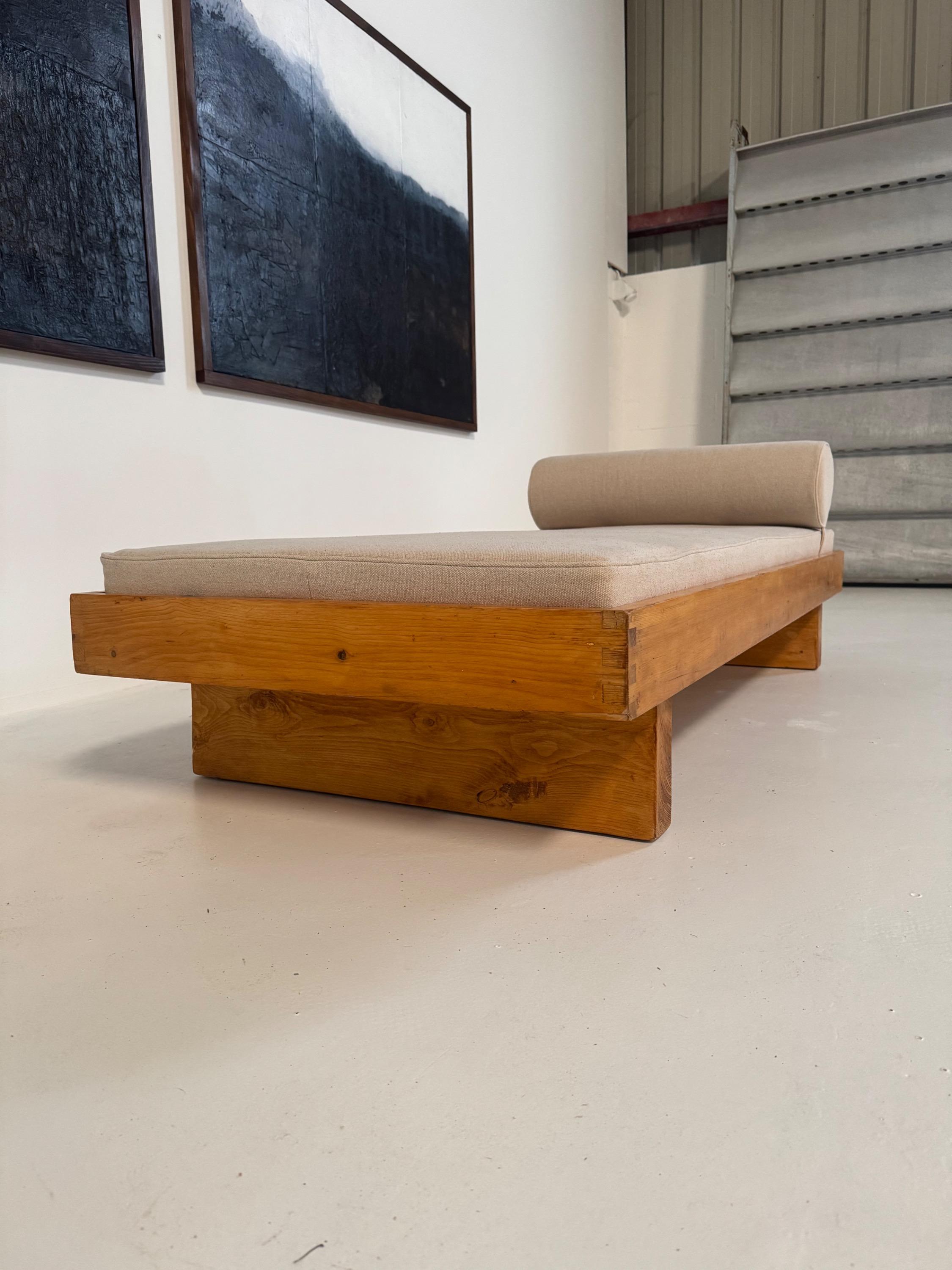 Charlotte Perriand Daybed « Les 3 Arcs Ski Resort » 1968. Fully Restored in Natural Linen. Dim = 196 x 86 x 38 cm