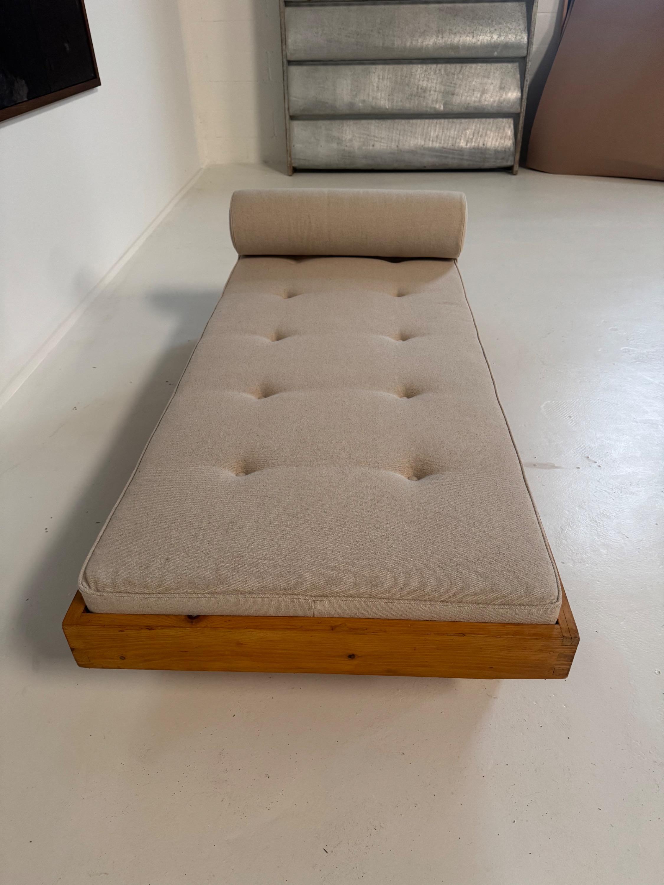 Charlotte Perriand Daybed « Les 3 Arcs Ski Resort » 1968. Fully Restored in Natural Linen. Dim = 196 x 86 x 38 cm