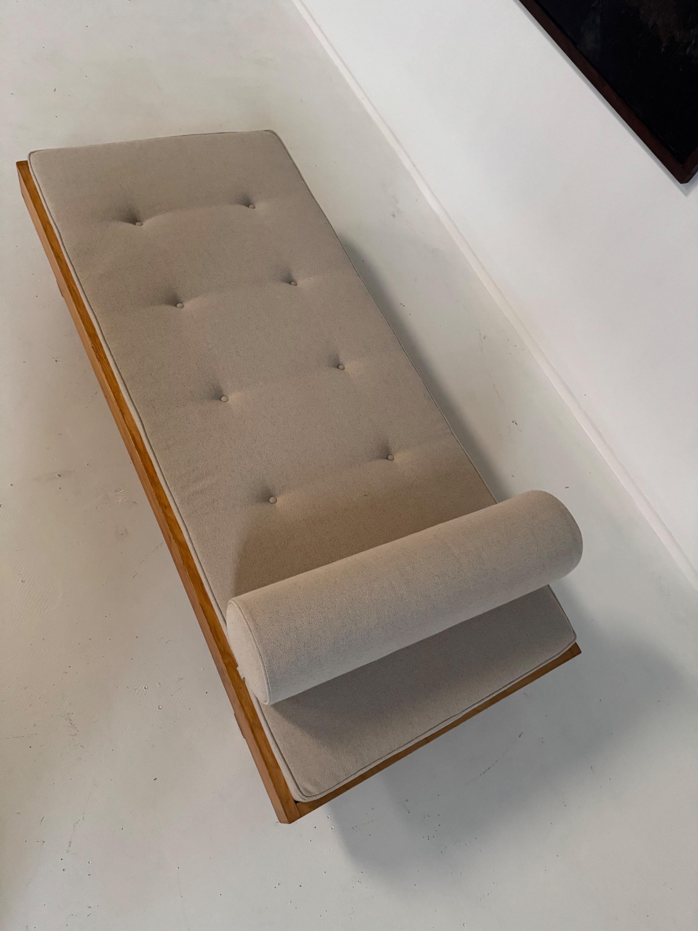 Charlotte Perriand Daybed « Les 3 Arcs Ski Resort » 1968. Fully Restored in Natural Linen. Dim = 196 x 86 x 38 cm