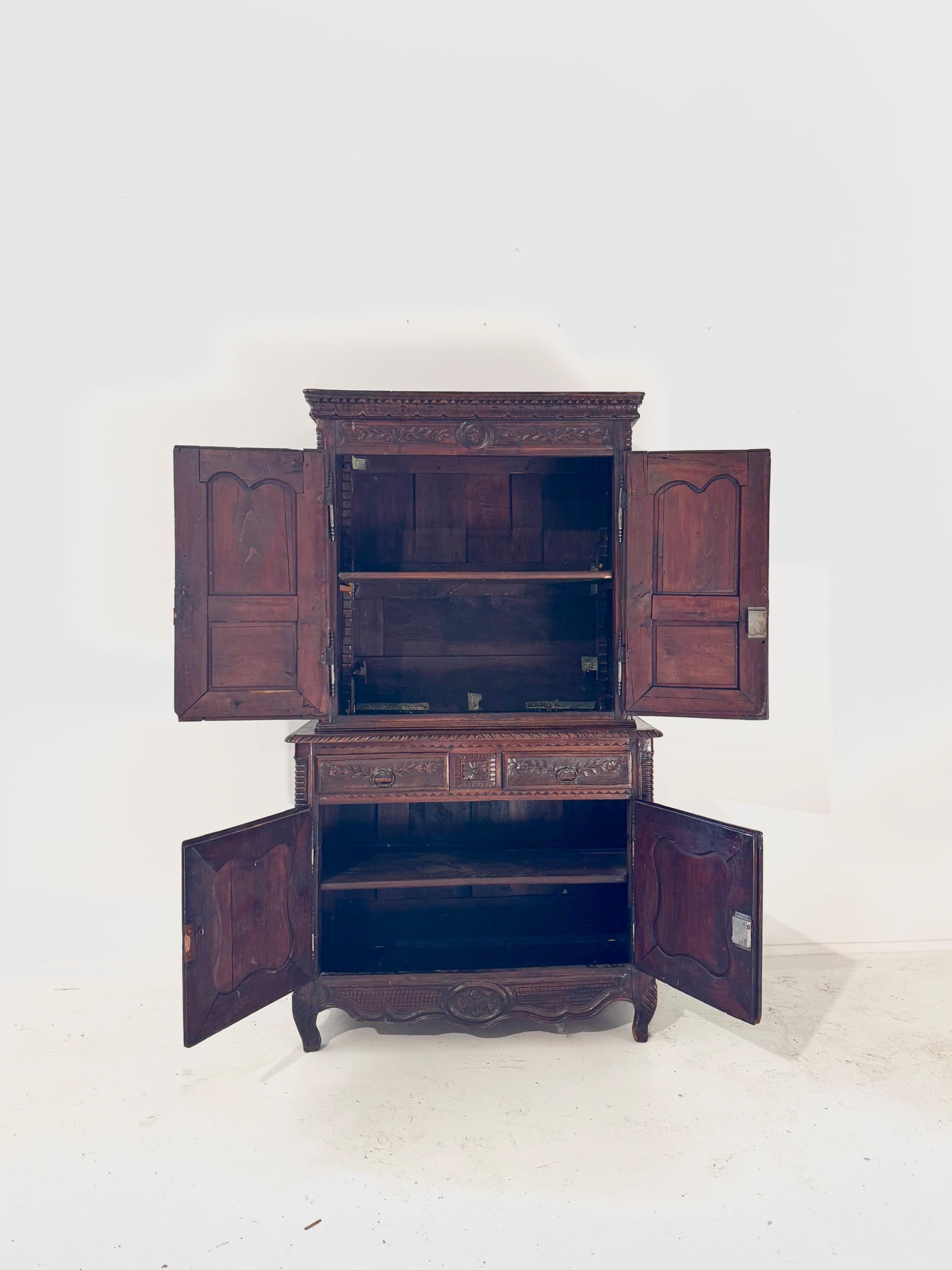 Charming French 18th Century Buffet in Two parts,Very Nice Carving Details, in Wallnut With Beautiful Original Time Patina.  Dim = 210 x 120 x 56 cm