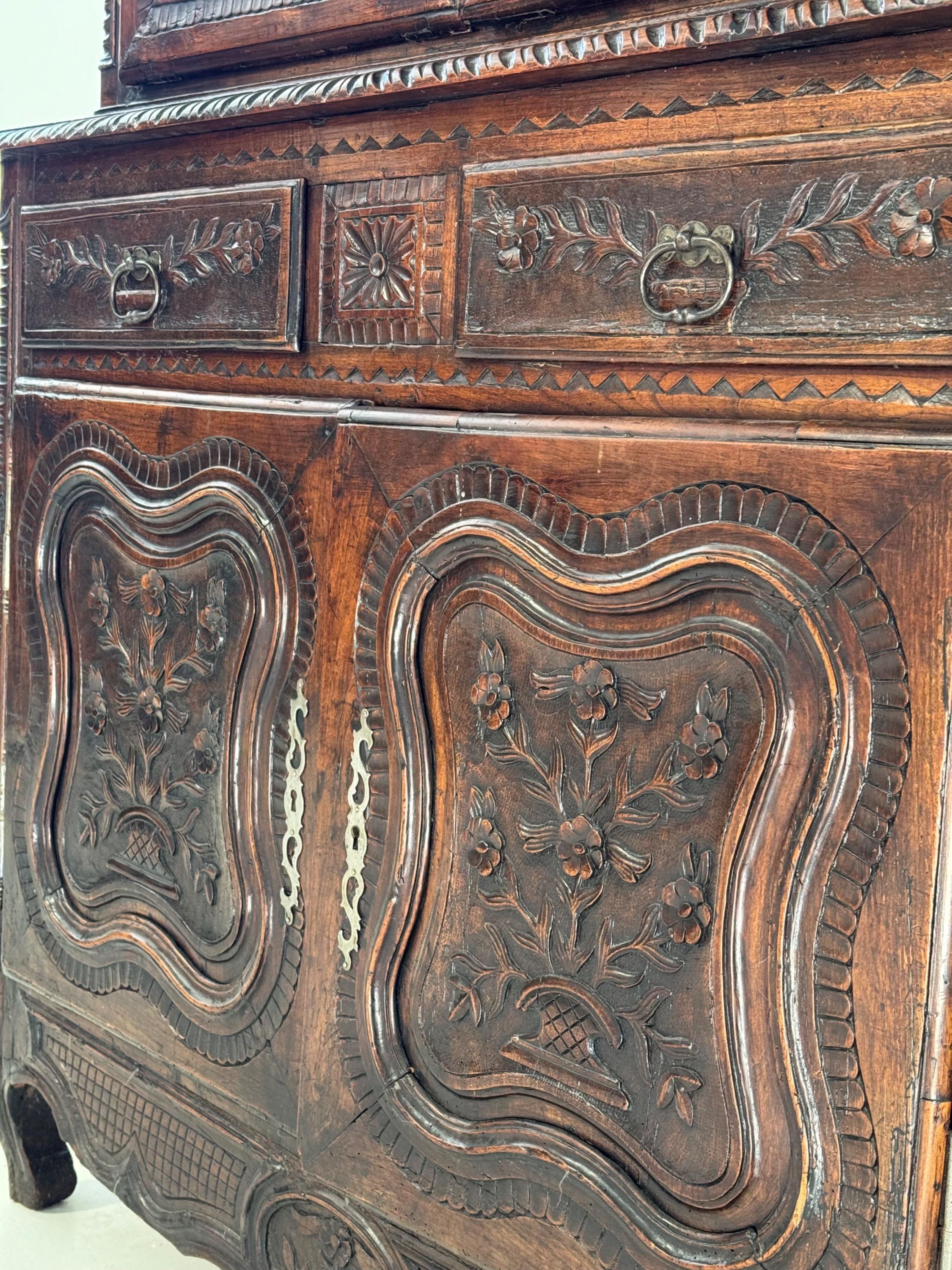 Charming French 18th Century Buffet in Two parts,Very Nice Carving Details, in Wallnut With Beautiful Original Time Patina.  Dim = 210 x 120 x 56 cm