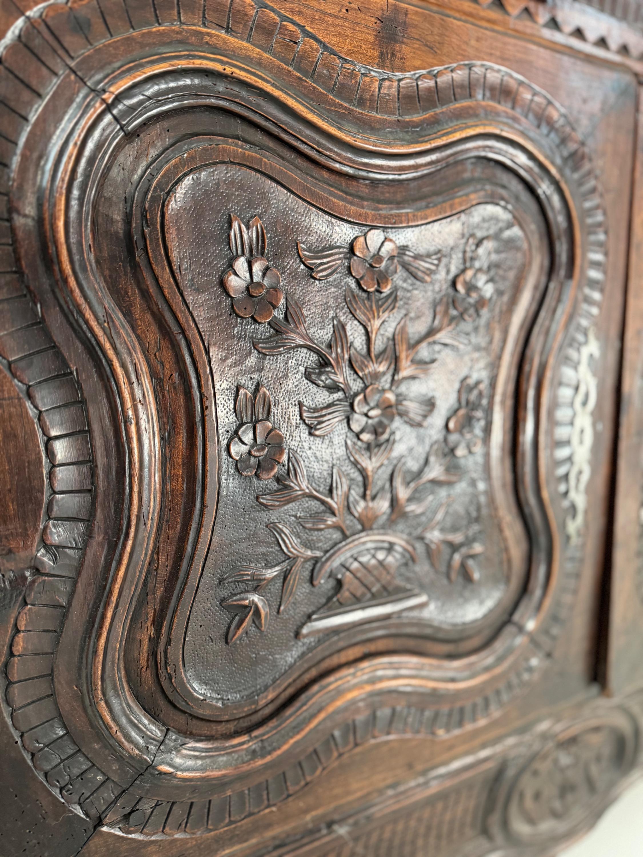 Charming French 18th Century Buffet in Two parts,Very Nice Carving Details, in Wallnut With Beautiful Original Time Patina.  Dim = 210 x 120 x 56 cm